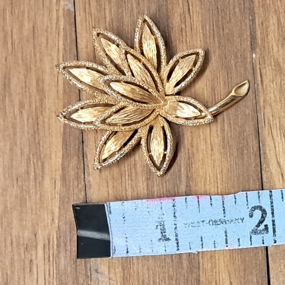 Avon Gold Toned Lotus Flower Brooch - Picture 6 of 7